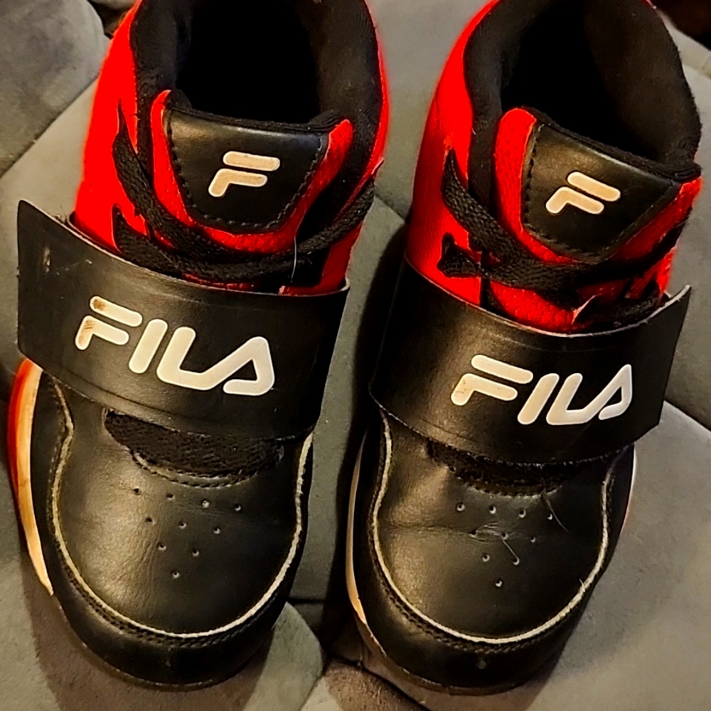 Boys Fila shoes GUC